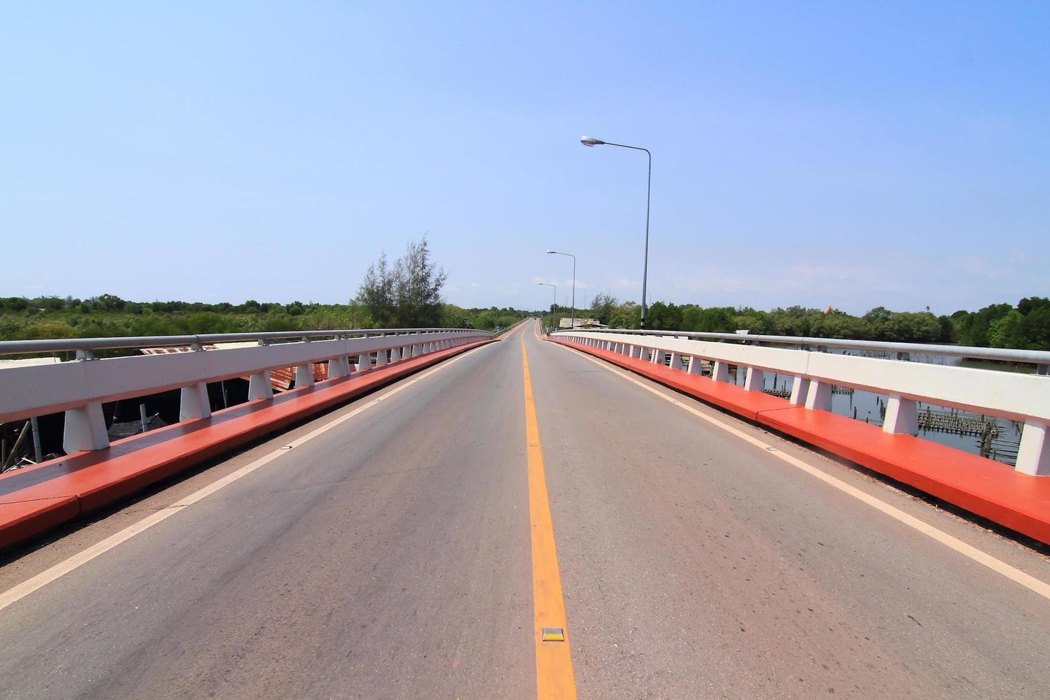 carretera asfaltada a lo lejos foto