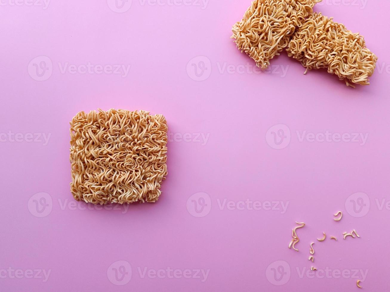 instant noodles on pink background photo