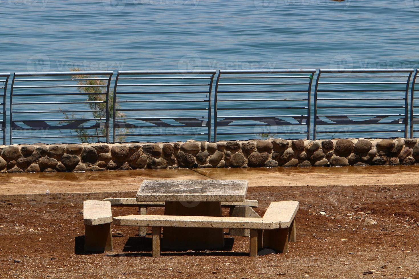 banco para descansar en el parque de la ciudad. foto