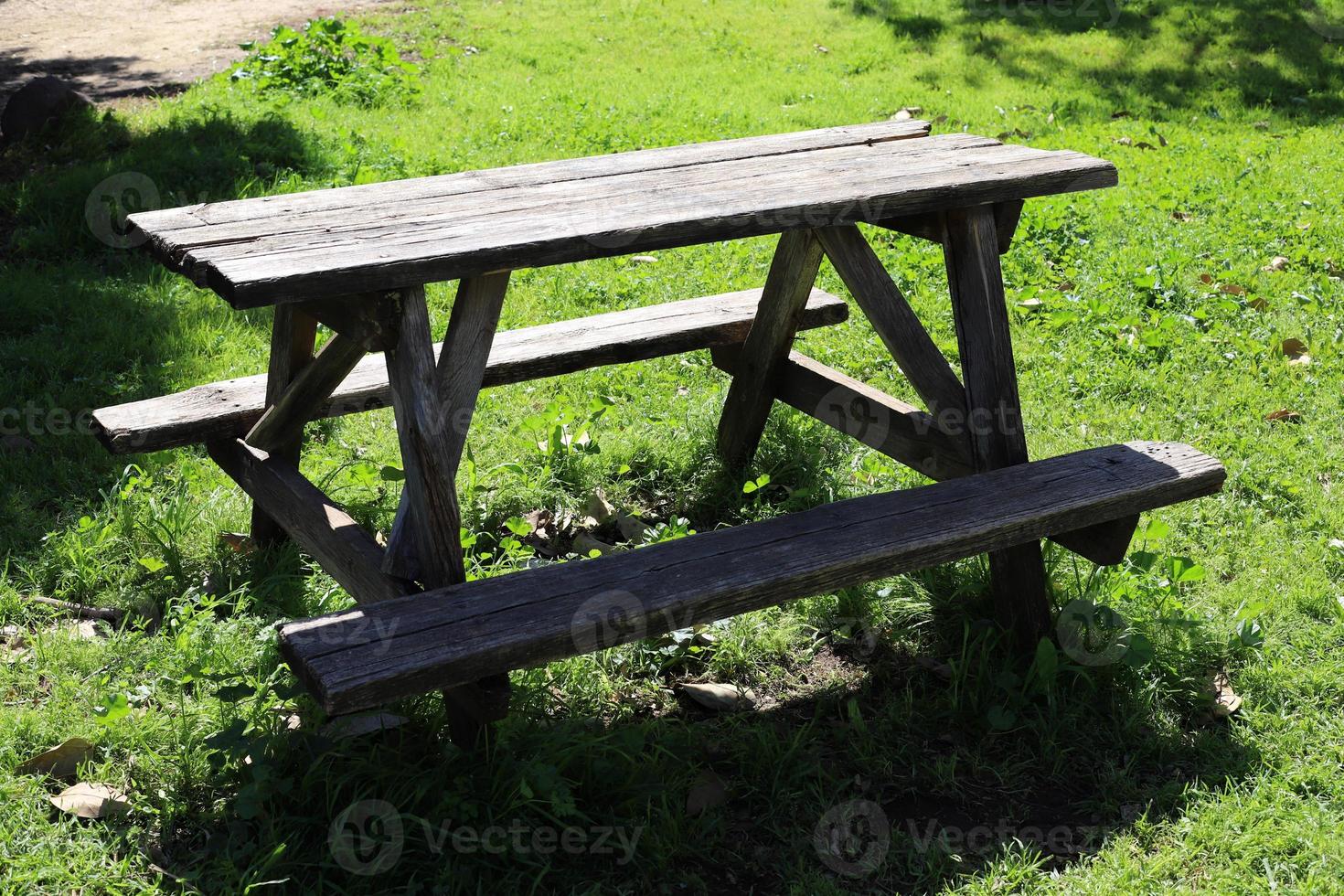 banco para descansar en el parque de la ciudad. foto