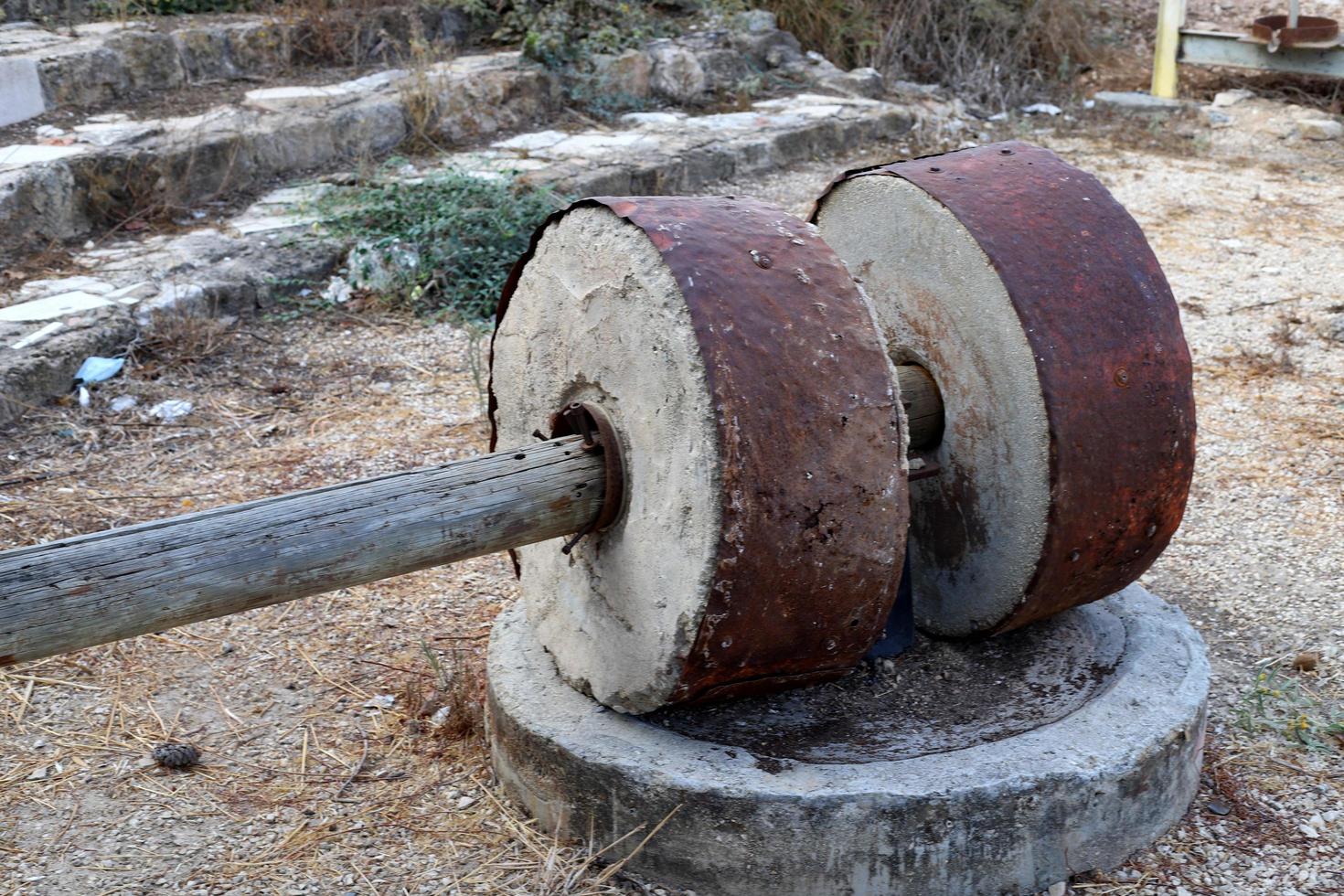 haifa israel 29 de octubre de 2020. maquinaria agrícola antigua en un kibbutz en israel. foto