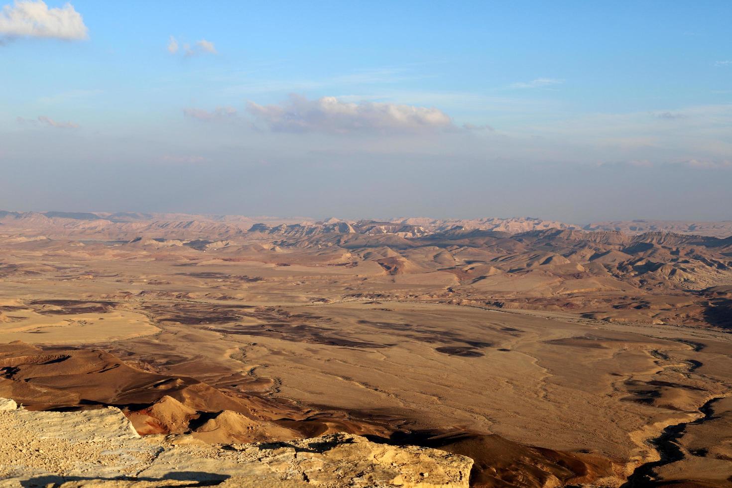 mitzpe ramon israel 1 de noviembre de 2019. el cráter ramon es un cráter de erosión en el desierto de negev en el sur de israel. foto