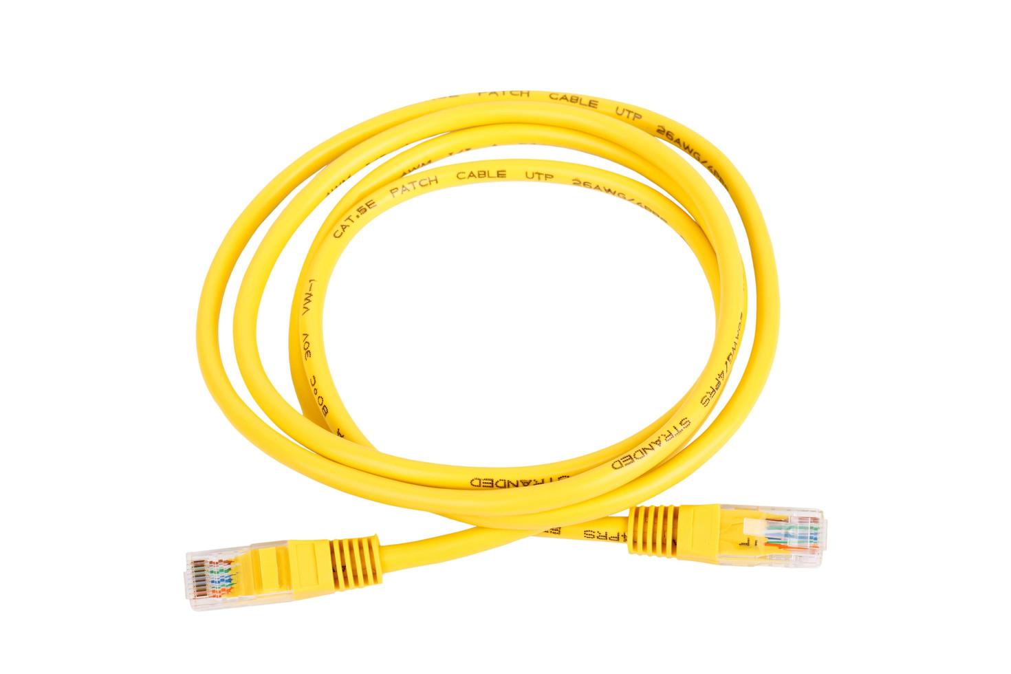 cable de red amarillo con conector rj45 moldeado aislado sobre fondo blanco foto