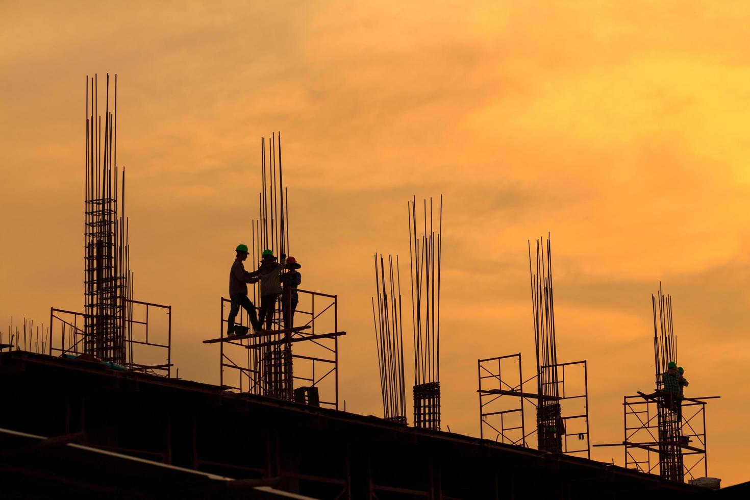 silueta de la construcción de edificios en la noche foto