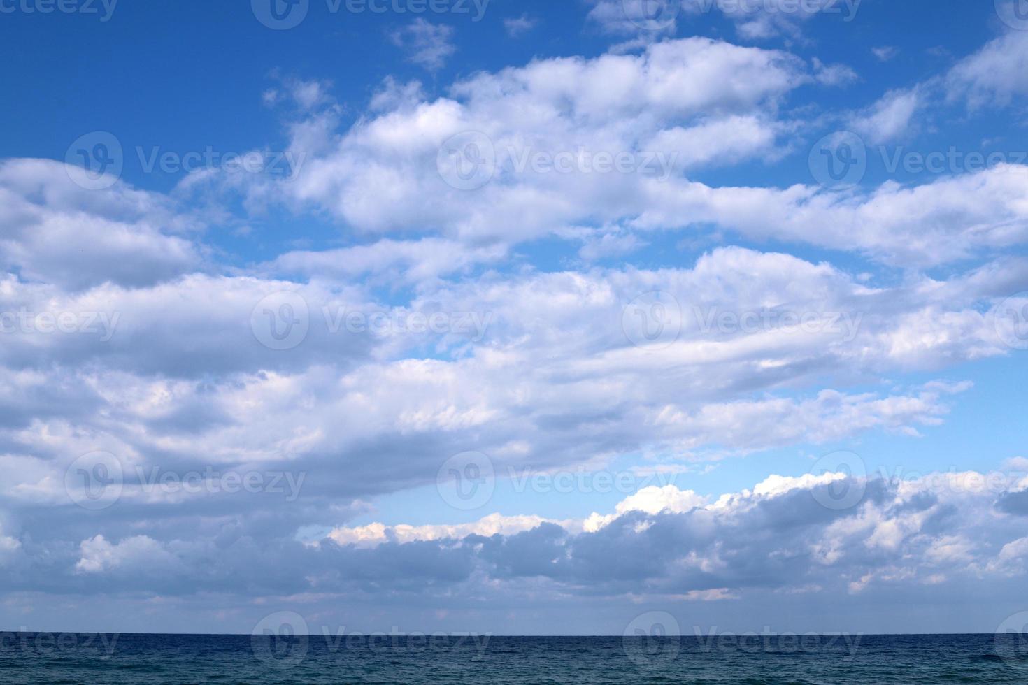 nubes en el cielo sobre el mar mediterráneo. foto