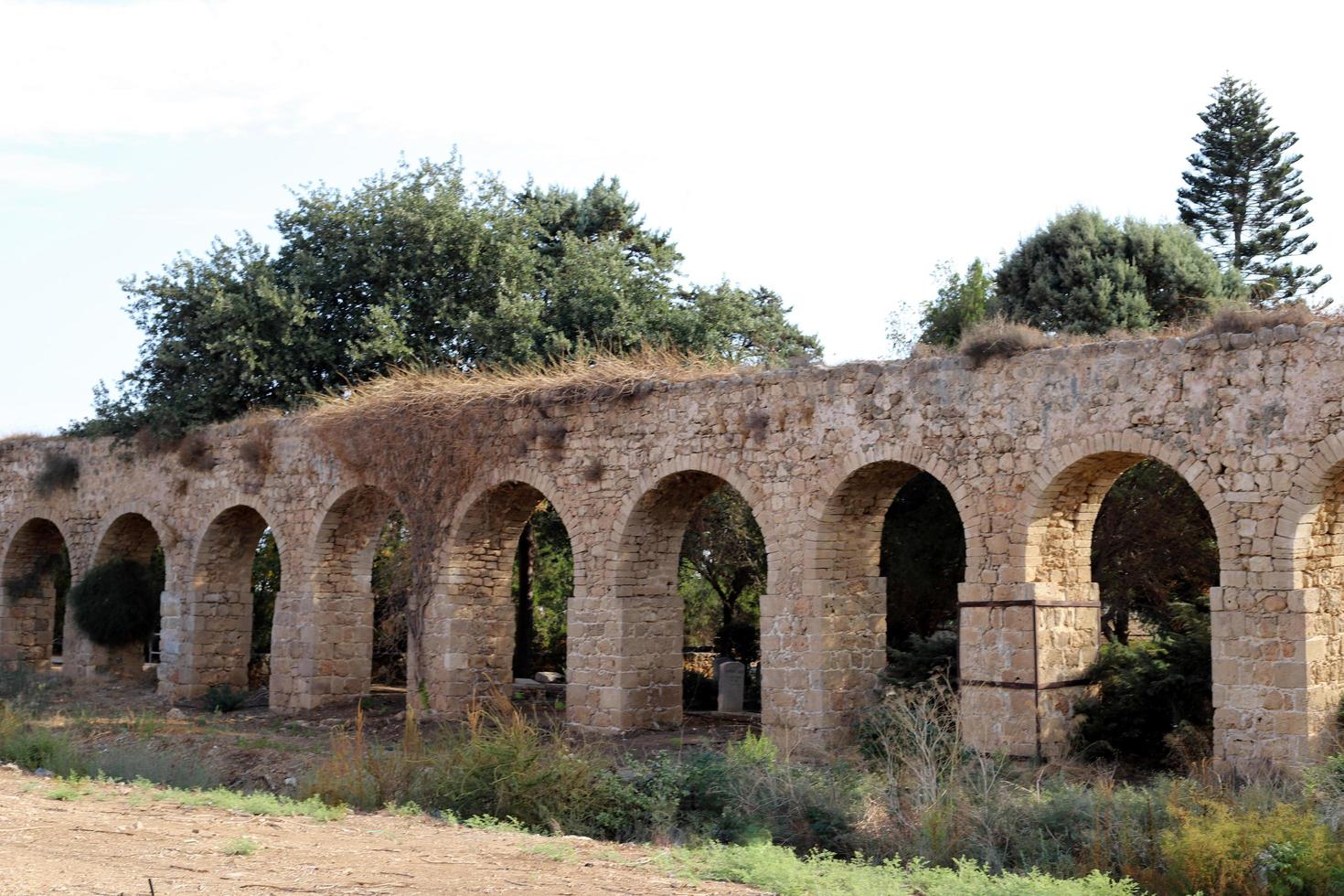 acre israel 14 de noviembre de 2019. El acueducto kabri-akko es una parte preservada de un acueducto de piedra de un solo nivel. foto