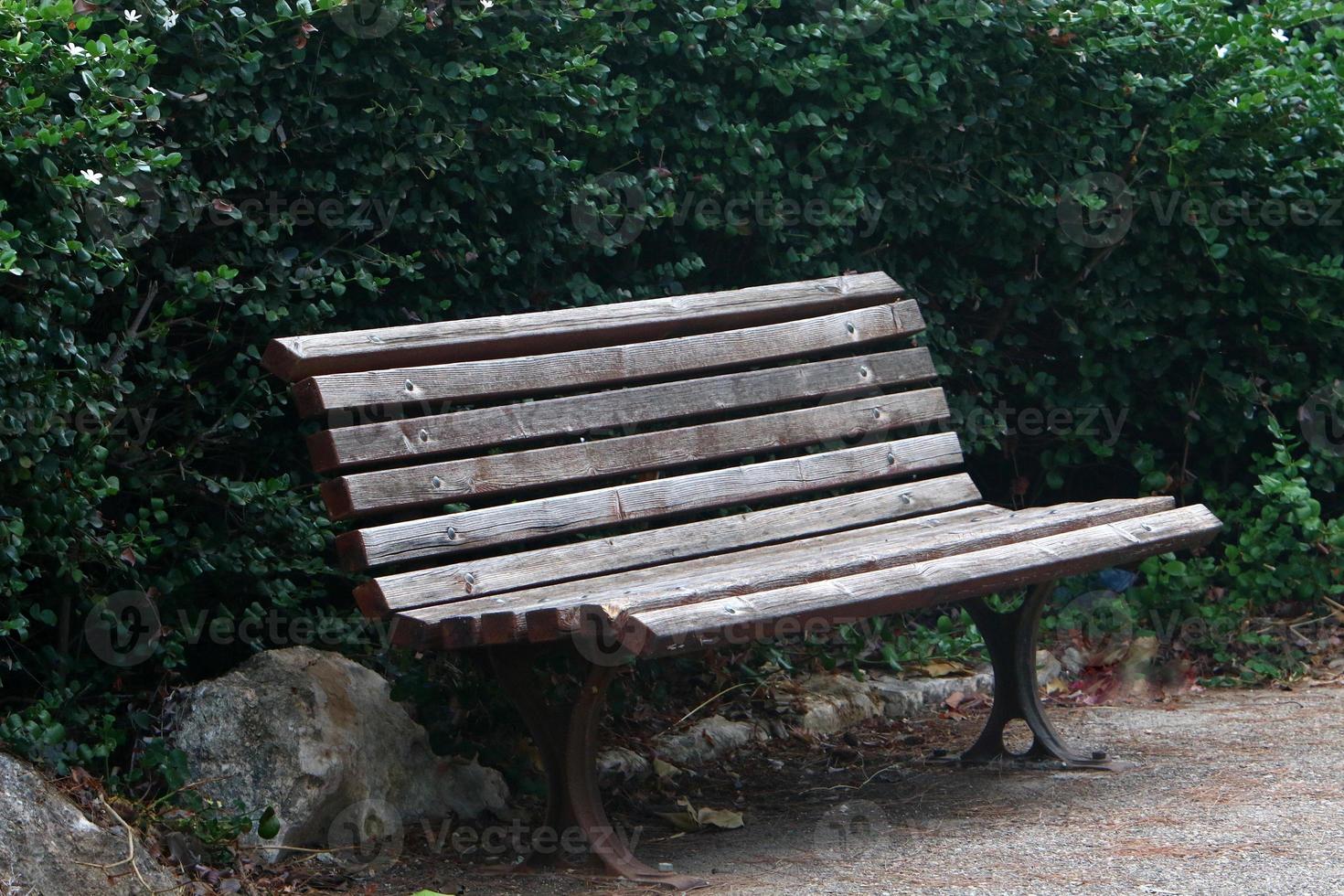 banco para descansar en el parque de la ciudad. foto