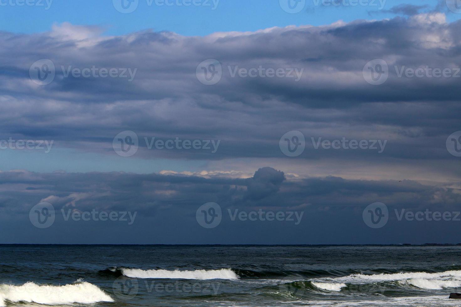 nubes en el cielo sobre el mar mediterráneo. foto