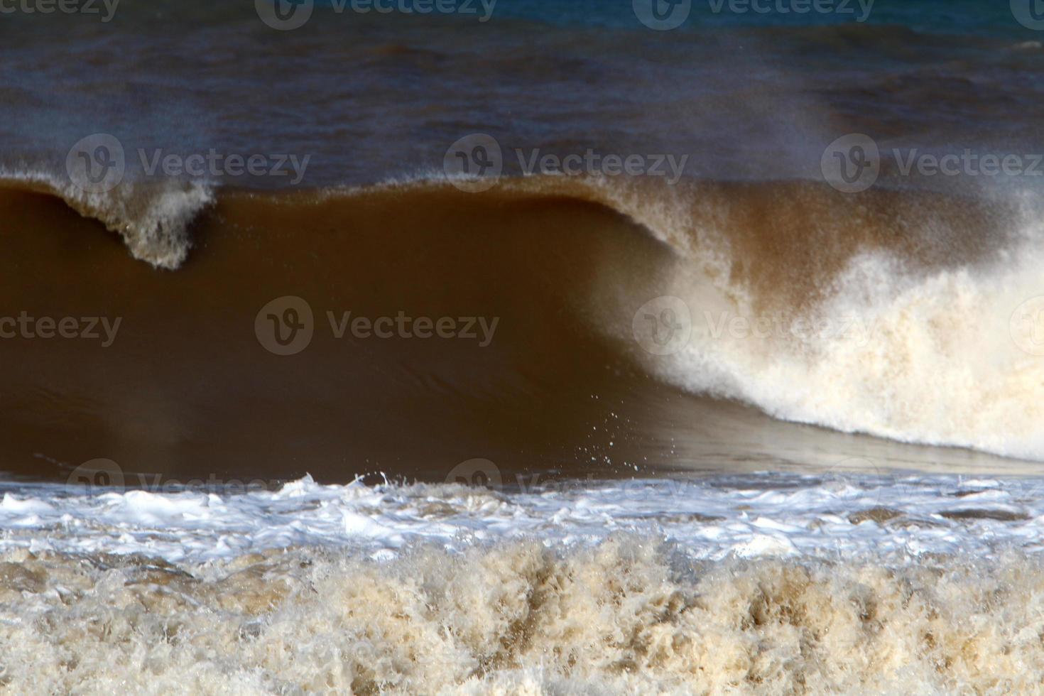 tormenta en el mar mediterráneo en el norte de israel. foto