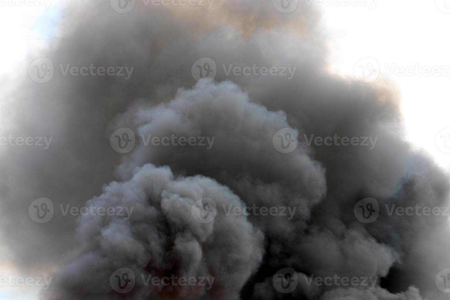 fuego - quema incontrolada que causa daños a la propiedad. foto