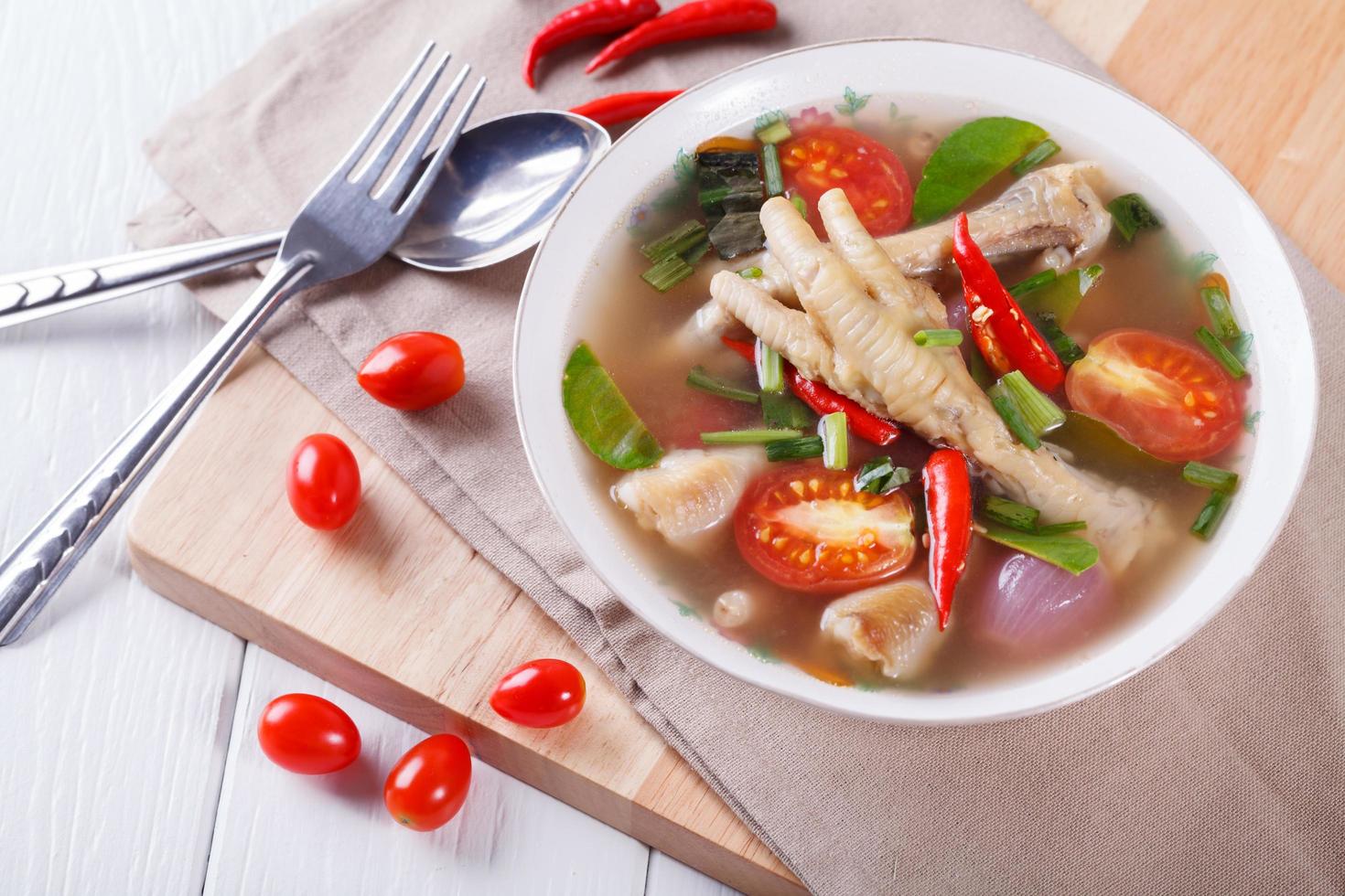 sopa de patas de pollo agria y picante foto