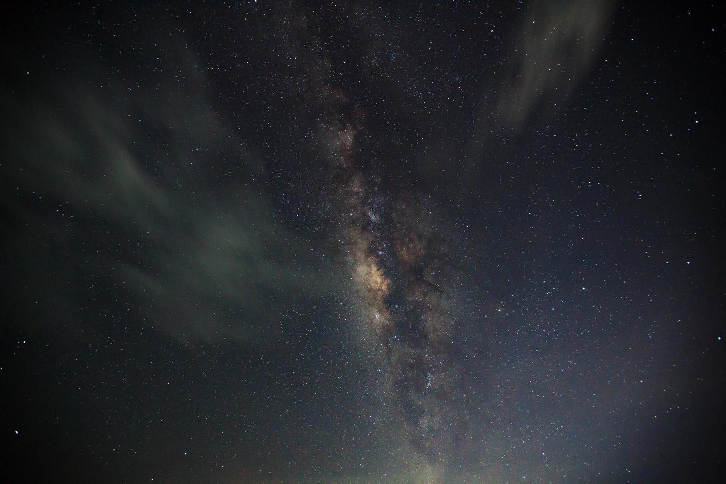 galaxia vía láctea con nubes y polvo espacial en el universo foto