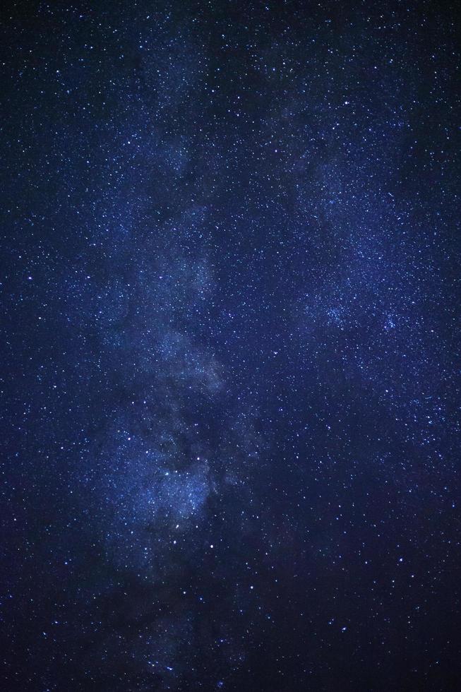 cielo nocturno estrellado, galaxia vía láctea con estrellas y polvo espacial en el universo foto