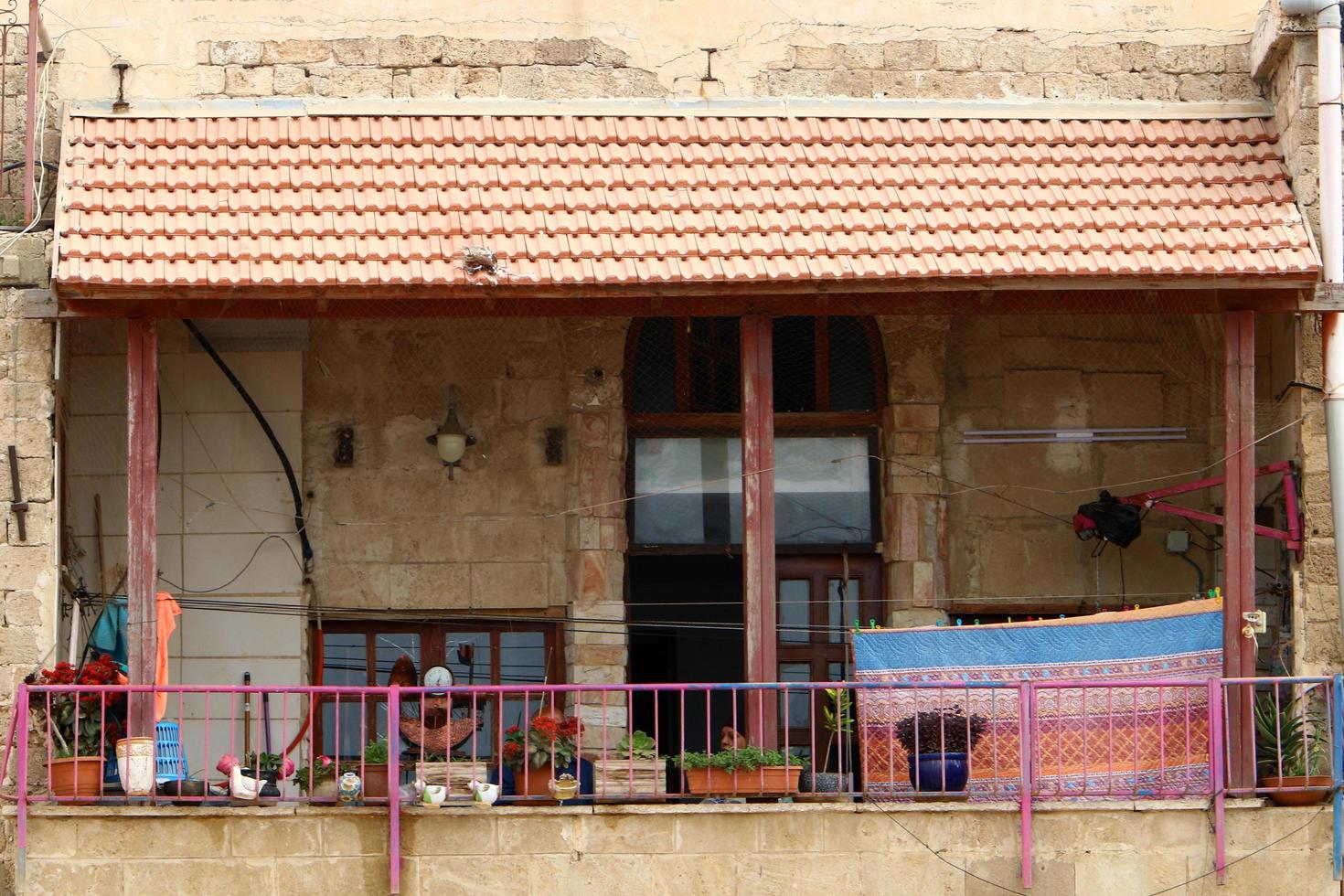 haifa israel 15 de junio de 2020. gran balcón en la fachada de un edificio residencial. foto