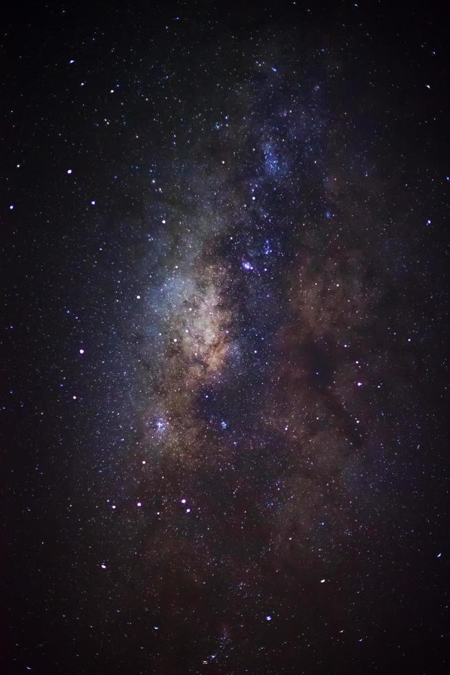 el centro de la galaxia de la vía láctea, fotografía de larga exposición, con grano foto