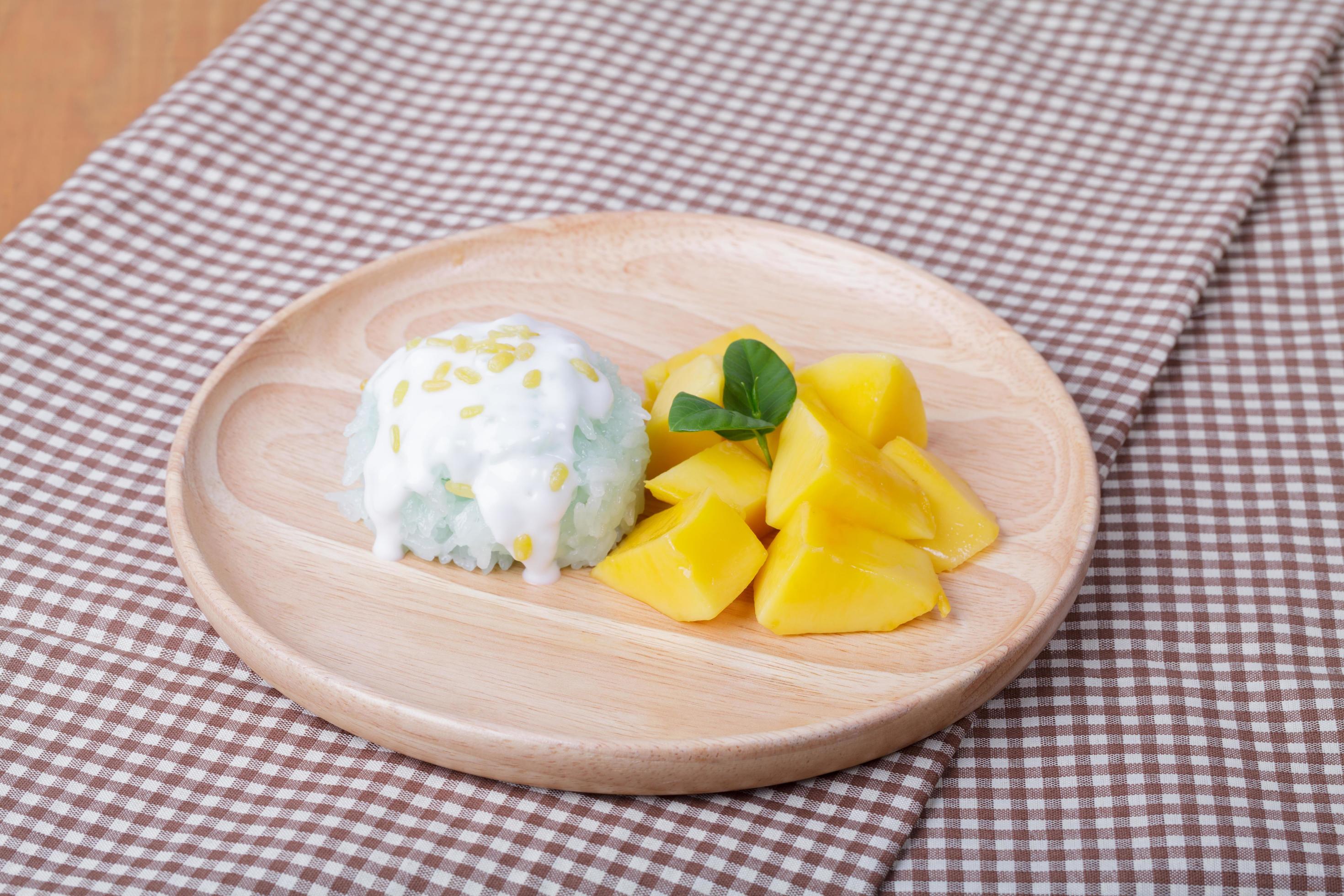 dessert sweet sticky rice with mango coconut milk 11042091 Stock Photo
