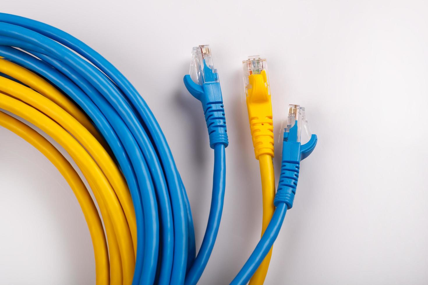 cable de red amarillo y azul con enchufe rj45 moldeado foto