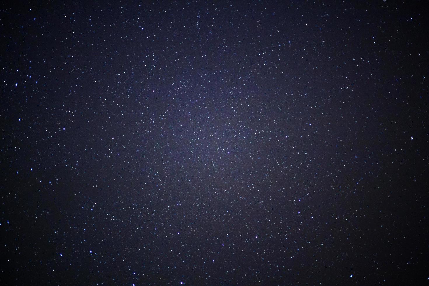 cielo nocturno estrellado y galaxia de la vía láctea con estrellas y polvo espacial en el universo foto