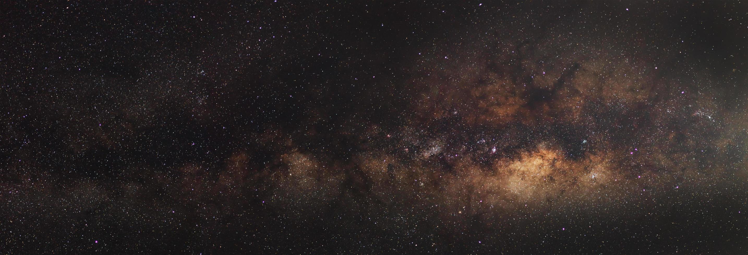 galaxia de la vía láctea panorámica, fotografía de larga exposición, con grano foto