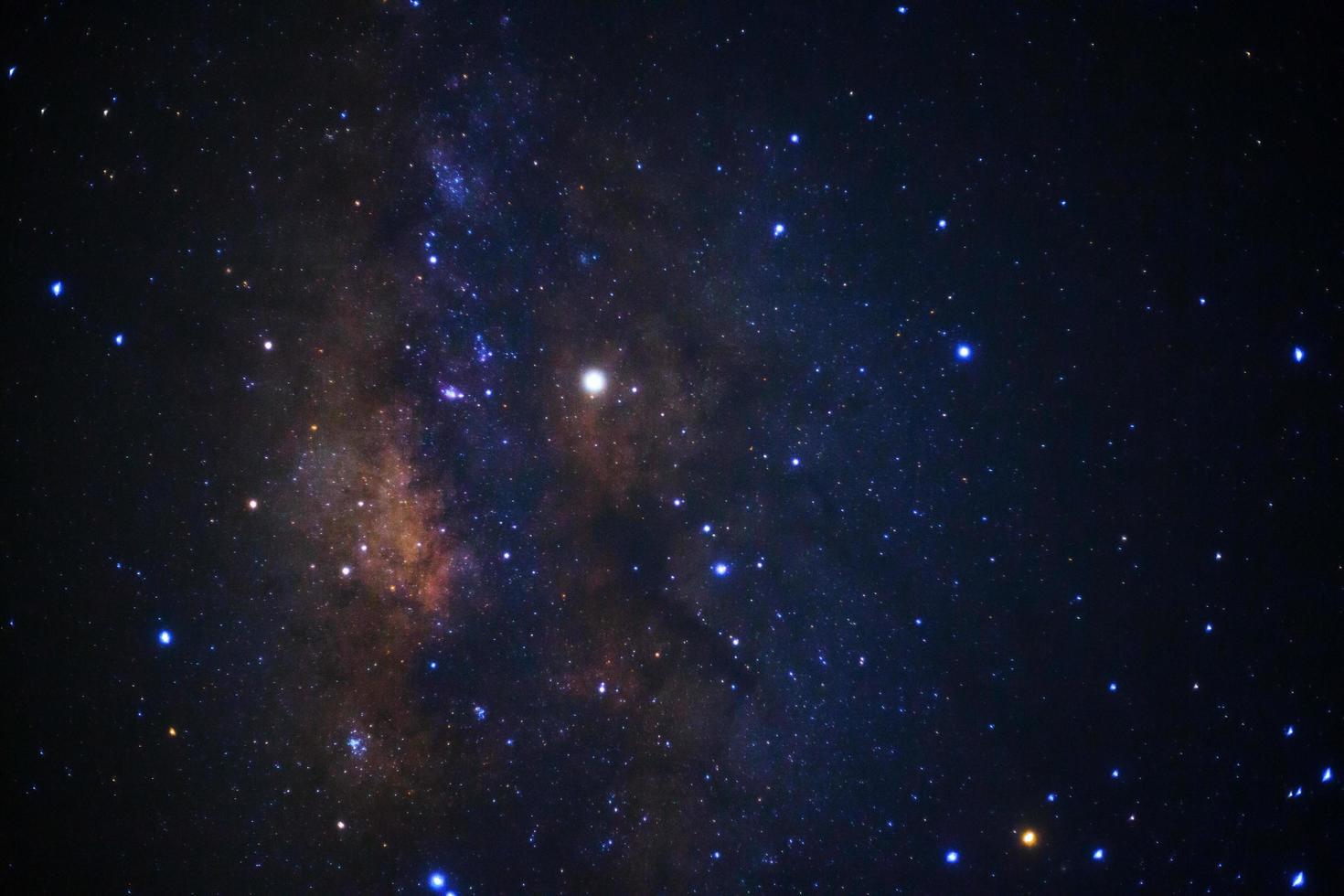 el centro de la galaxia de la vía láctea, fotografía de larga exposición, con grano foto