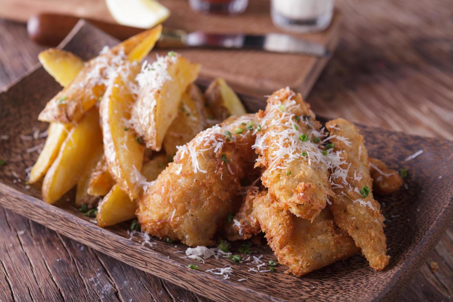 pescado y patatas fritas con cuña de patata foto