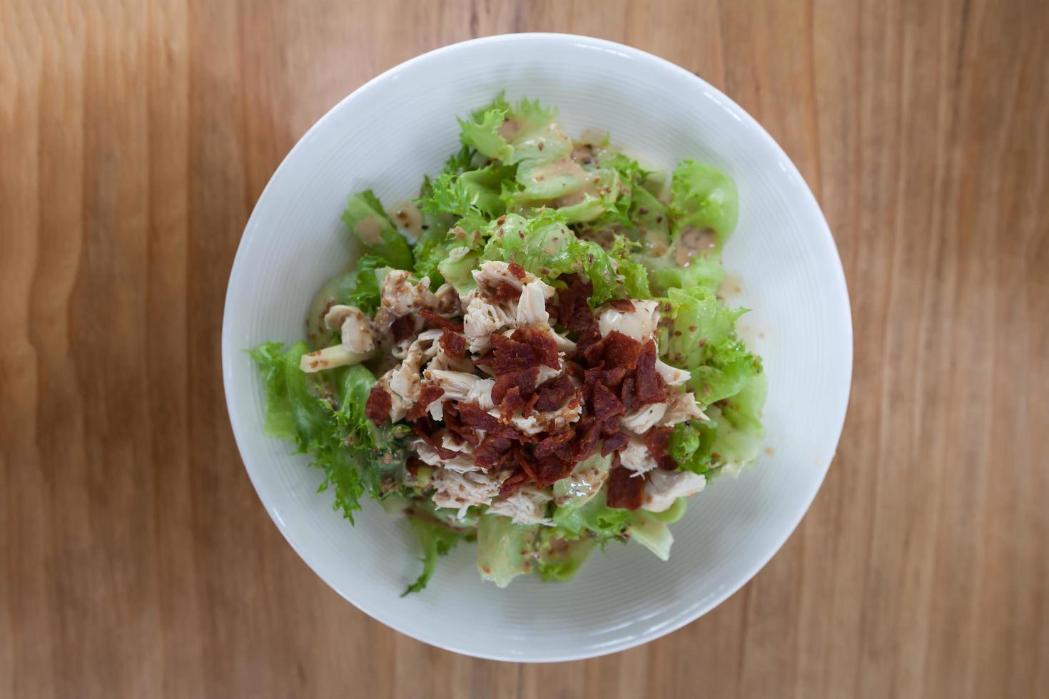 ensalada de pollo en la mesa foto