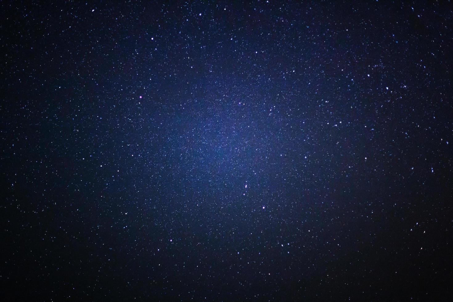 cielo nocturno estrellado, galaxia vía láctea con estrellas y polvo espacial en el universo, fotografía de larga exposición, con grano. foto