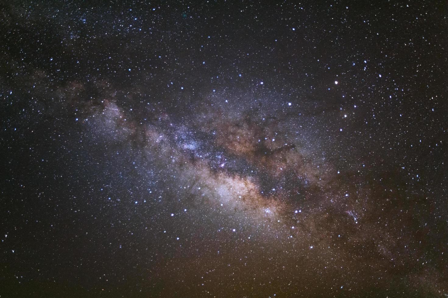 galaxia vía láctea con estrellas y polvo espacial en el universo, fotografía de larga exposición, con grano. foto