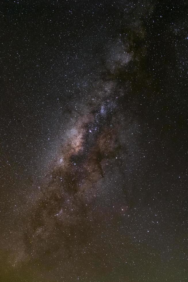 cielo nocturno estrellado, galaxia vía láctea con estrellas y polvo espacial en el universo foto