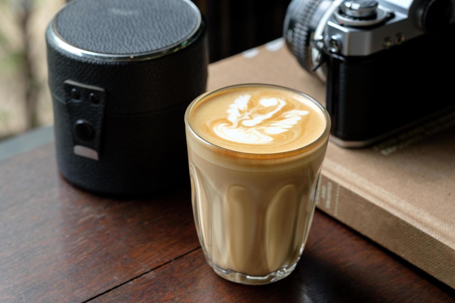 arte del café con leche en la cafetería foto