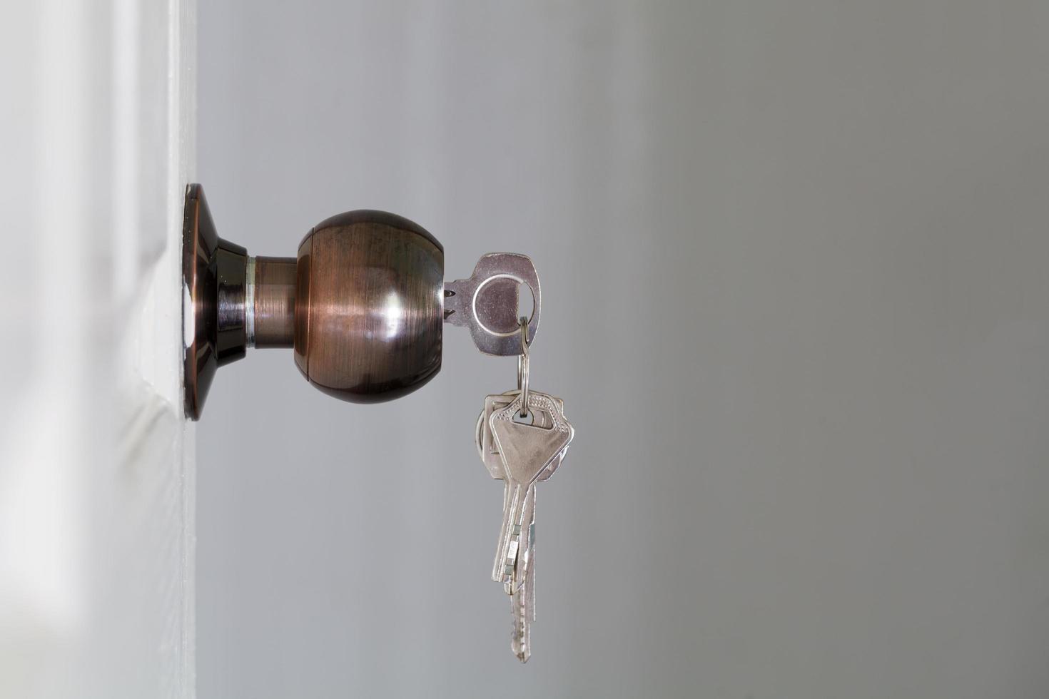 puerta abierta con llaves, llave en el ojo de la cerradura foto