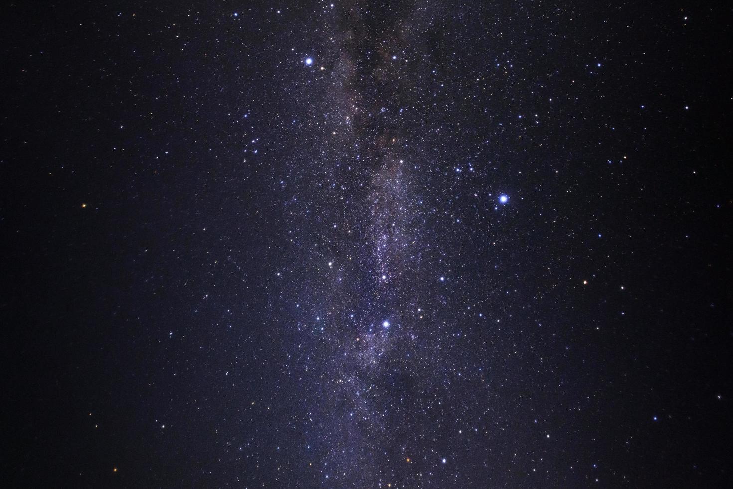 cielo nocturno estrellado, galaxia vía láctea con estrellas y polvo espacial en el universo foto