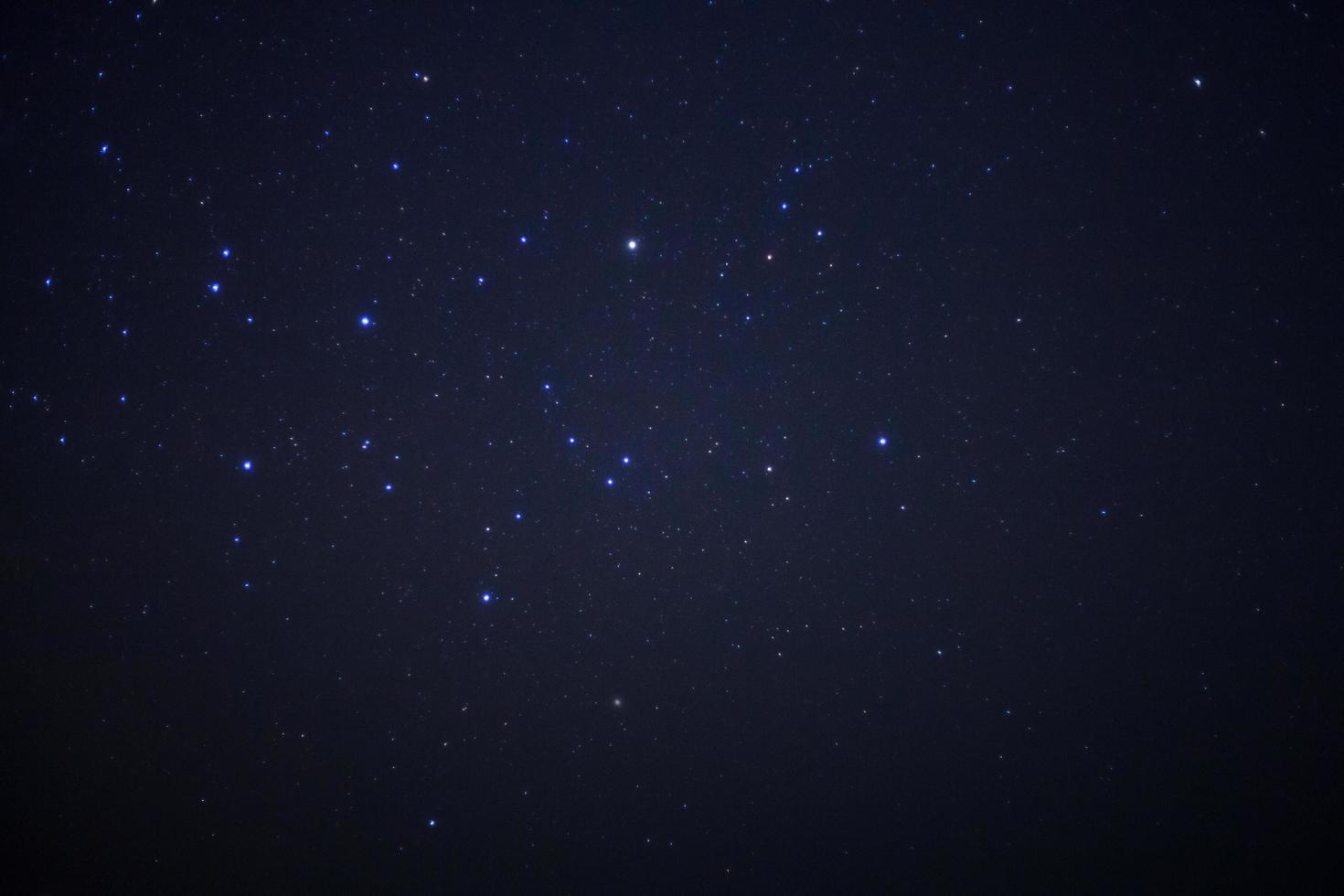 cielo nocturno estrellado y galaxia de la vía láctea con estrellas y polvo espacial en el universo foto