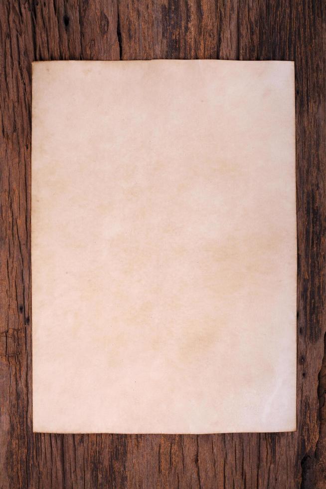 papel viejo en la mesa de madera vieja foto