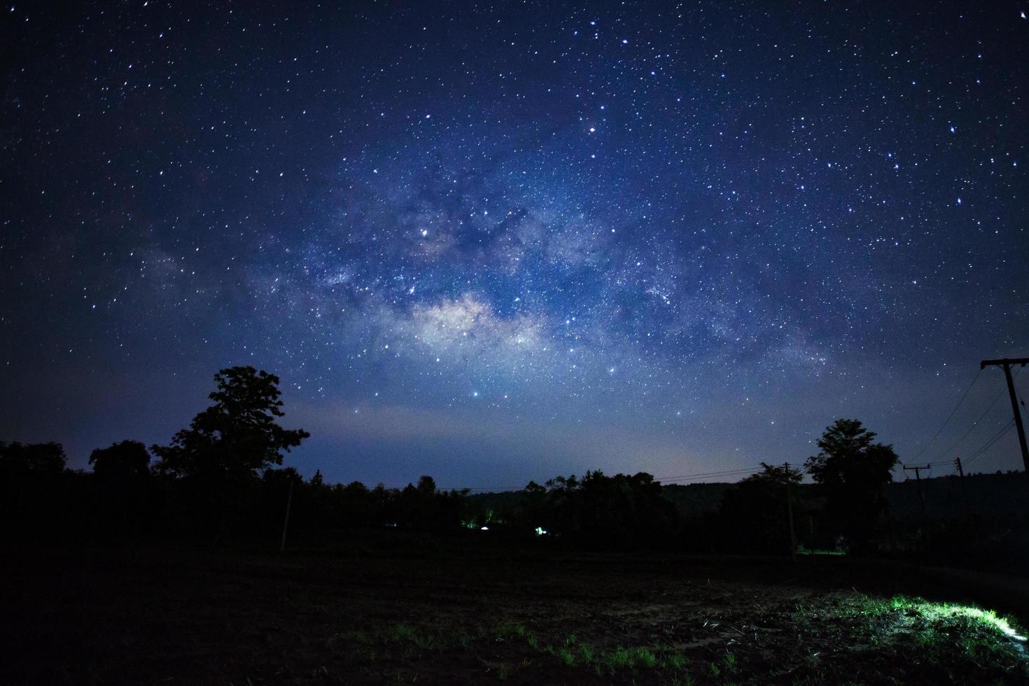 galaxia de la vía láctea en phitsanulok tailandia, fotografía de larga exposición con grano foto