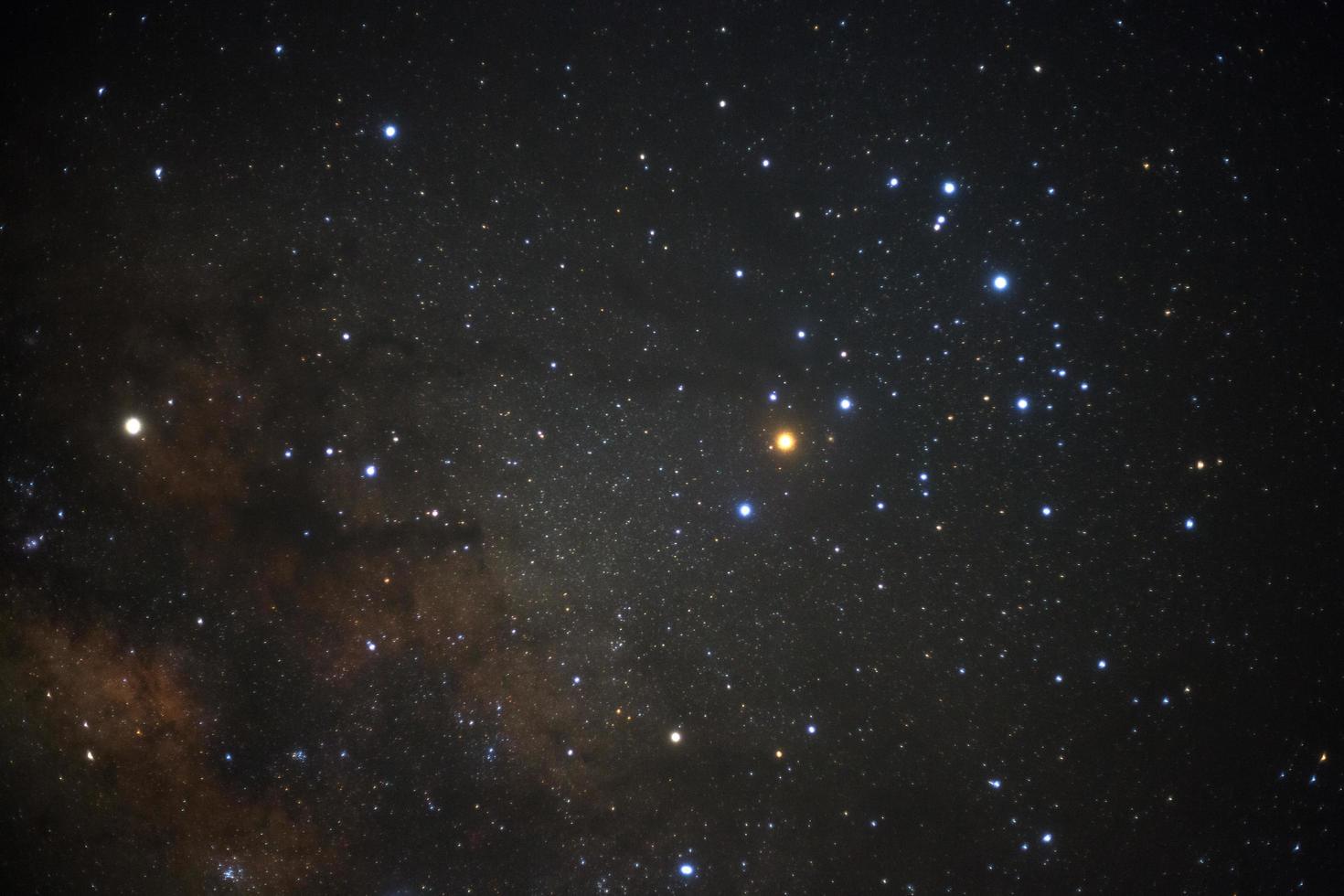 una vista de gran angular de la región de antares de la vía láctea foto