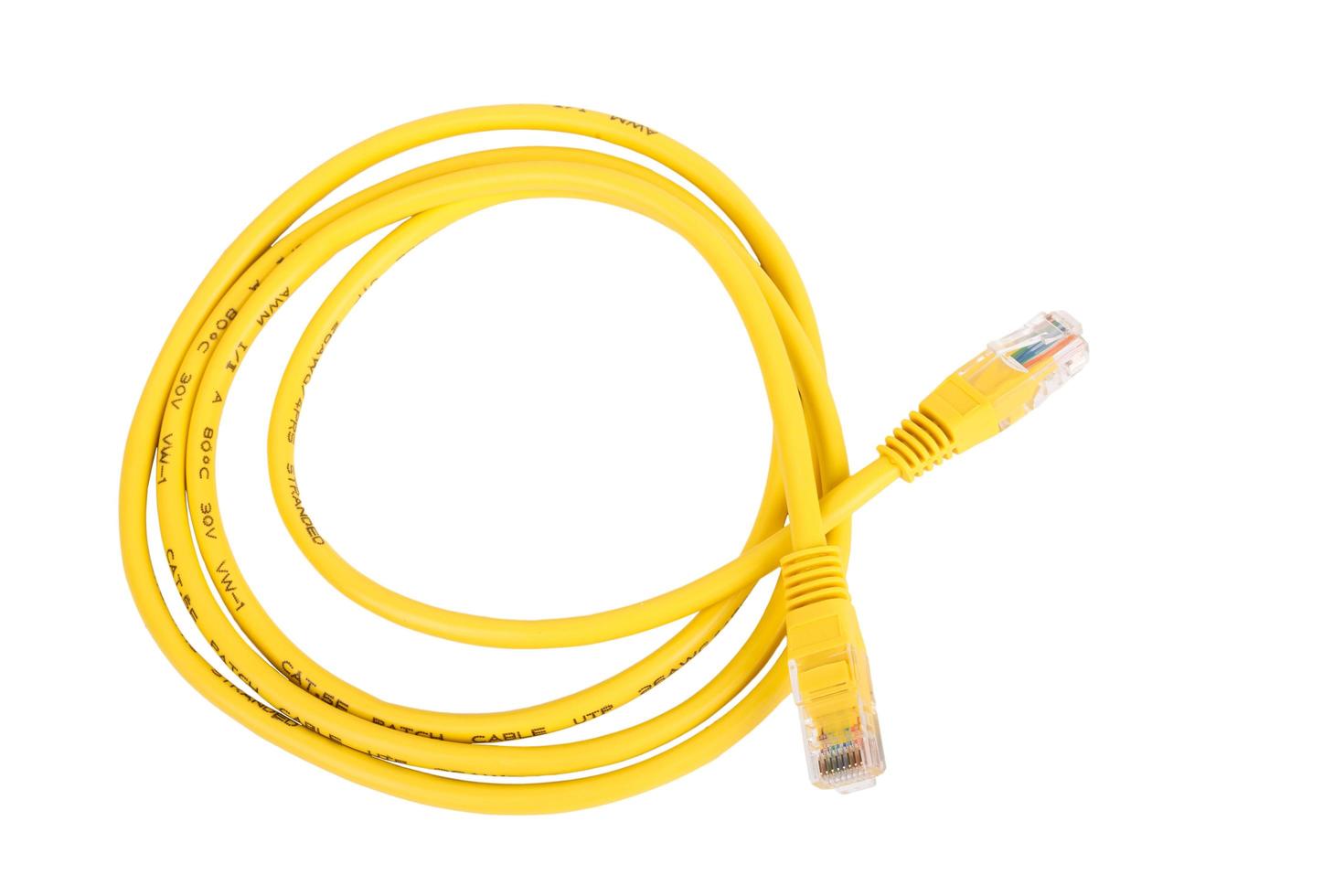 cable de red amarillo con conector rj45 moldeado aislado sobre fondo blanco foto