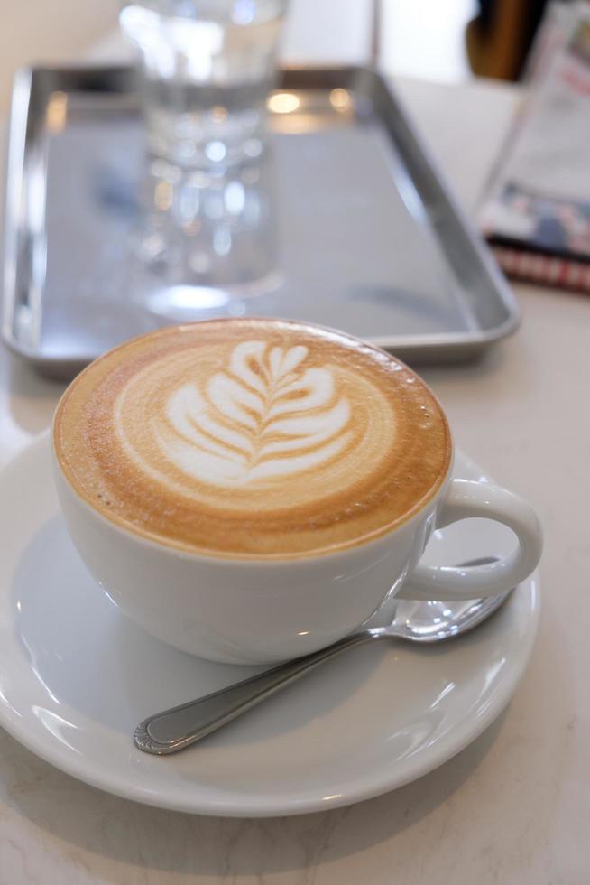 arte del café con leche en la cafetería foto
