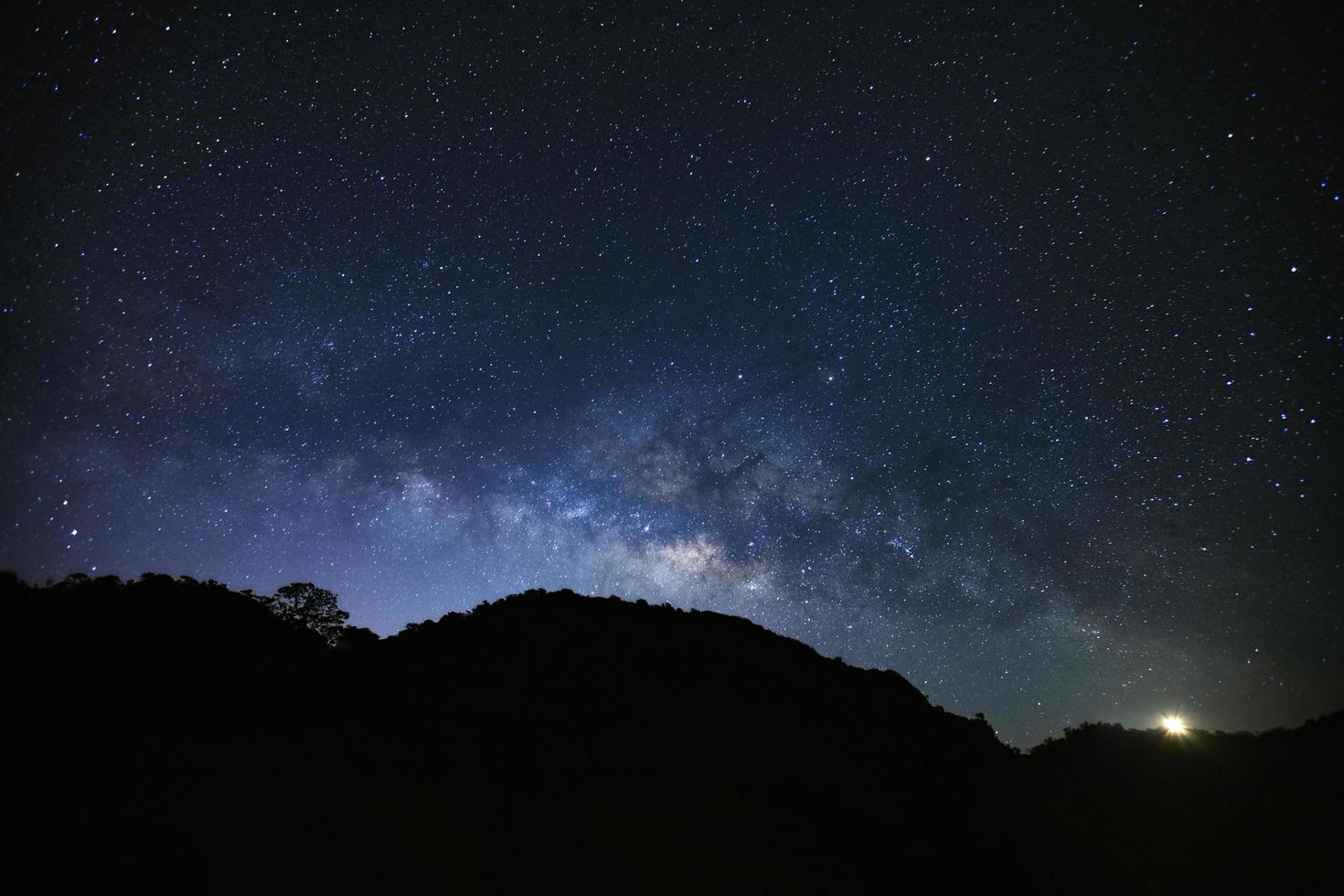 galaxia de la vía láctea en la montaña doi luang chiang dao, fotografía de larga exposición, con grano foto