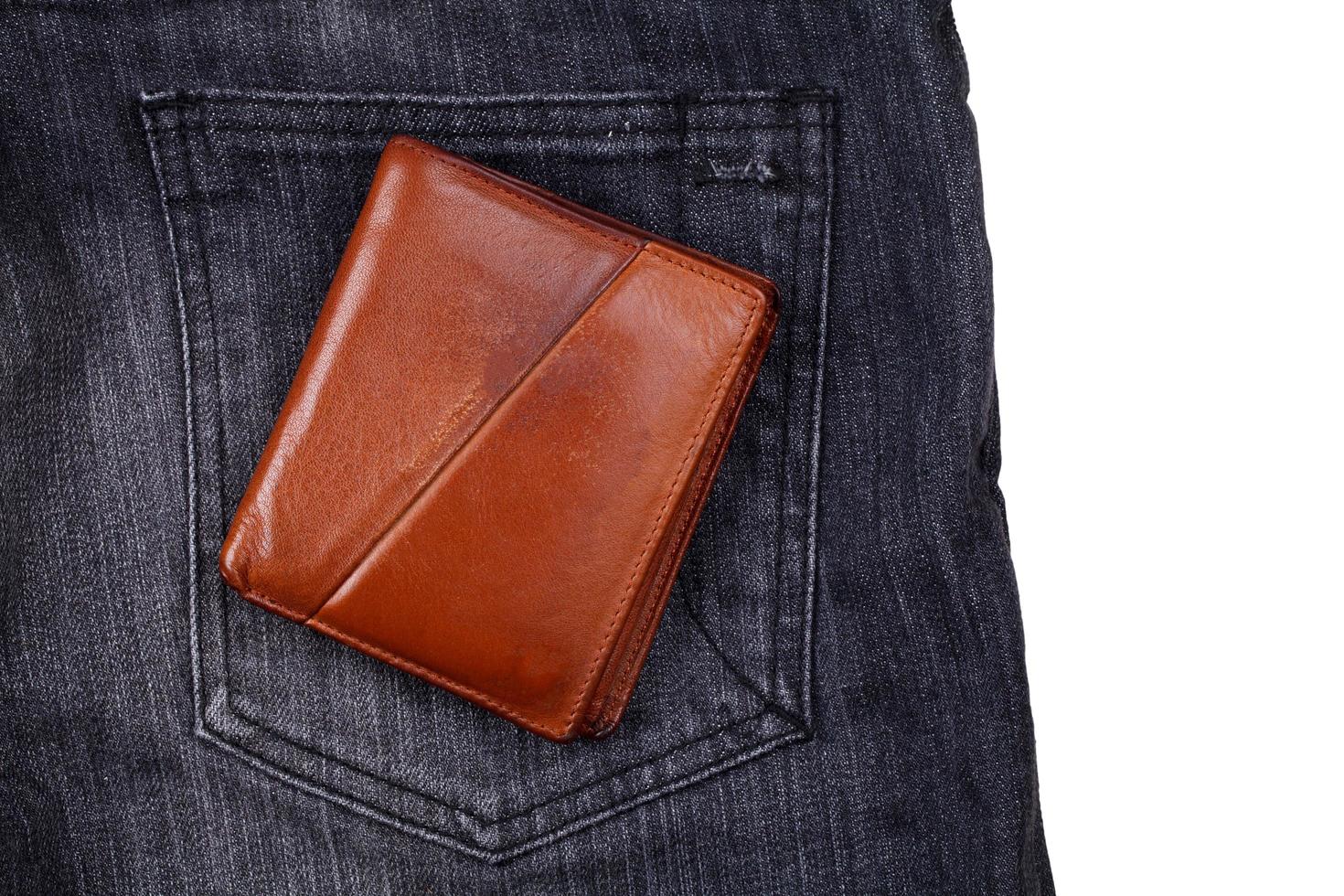 billetera marrón sobre jean negro foto