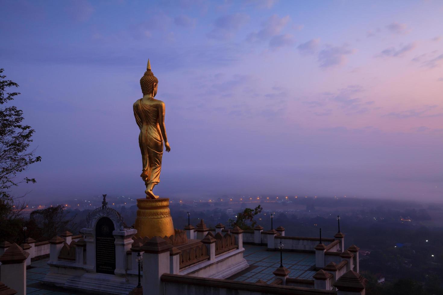 Estatua de Buda de pie en Wat Phra que Khao Noi en Nan, Tailandia foto