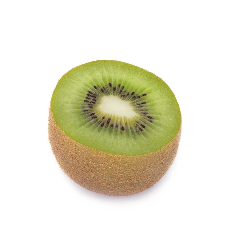 Rodajas de kiwi aislado sobre fondo blanco. foto