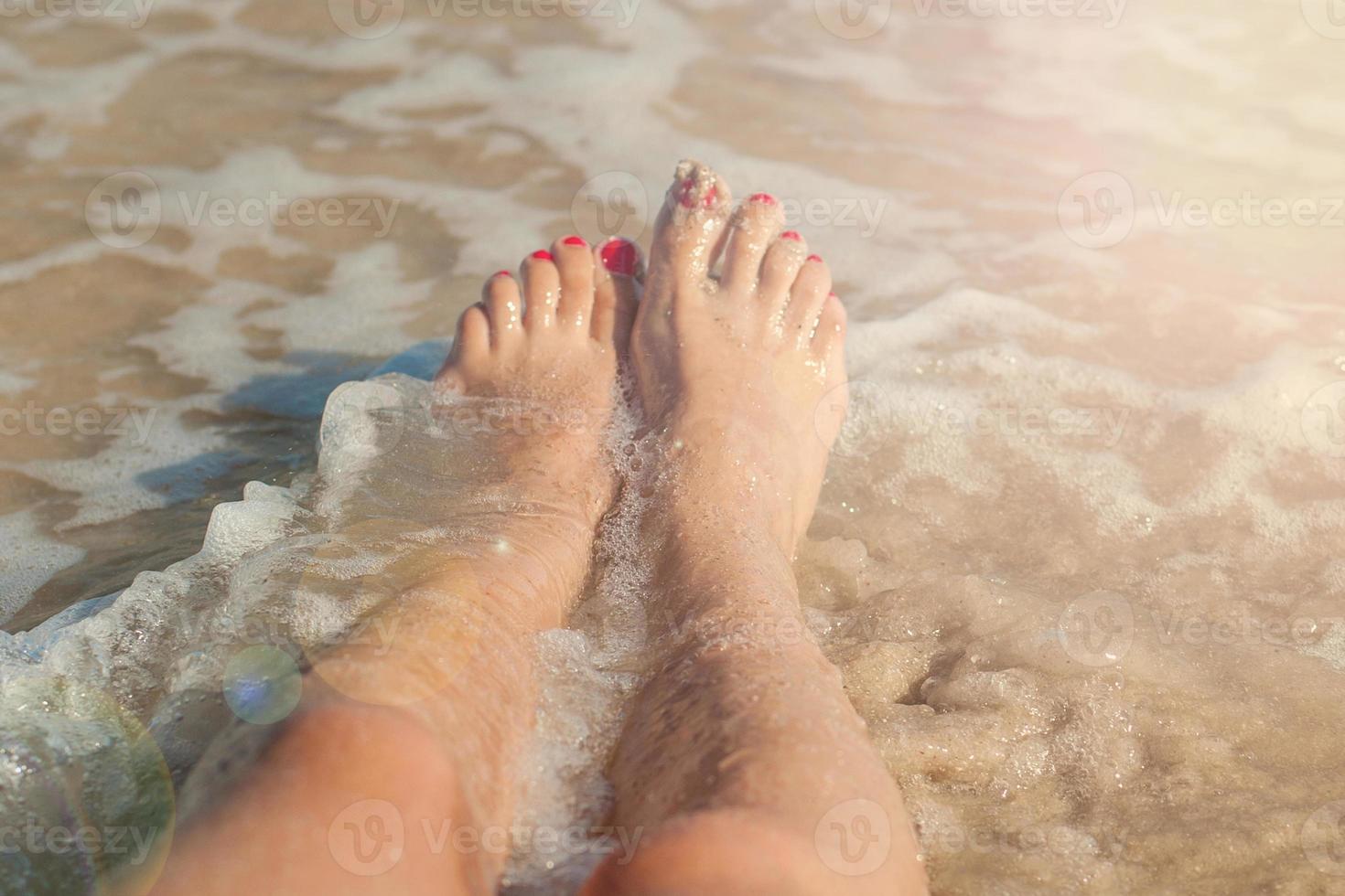 piernas de niña en el mar foto