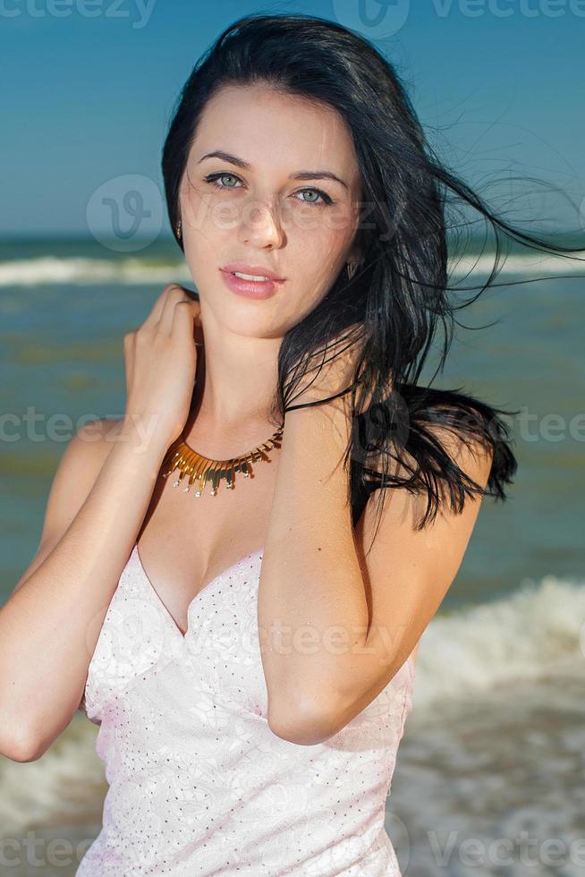 retrato hermosa mujer de verano en la playa foto