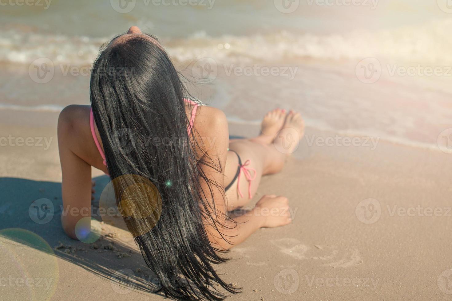 bella joven relajándose en la playa foto
