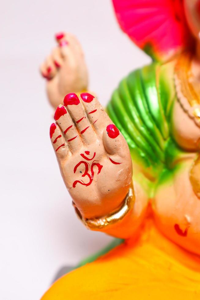 feliz diseño de tarjeta de felicitación de ganesh chaturthi con el ídolo de lord ganesha foto