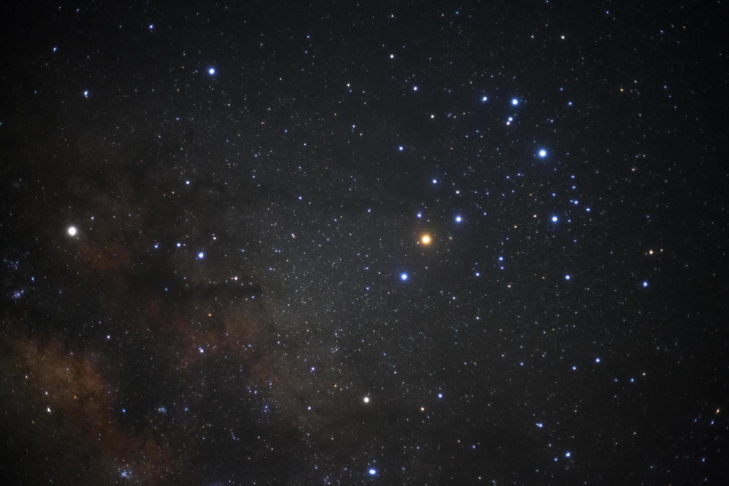 una vista de gran angular de la región de antares de la vía láctea foto