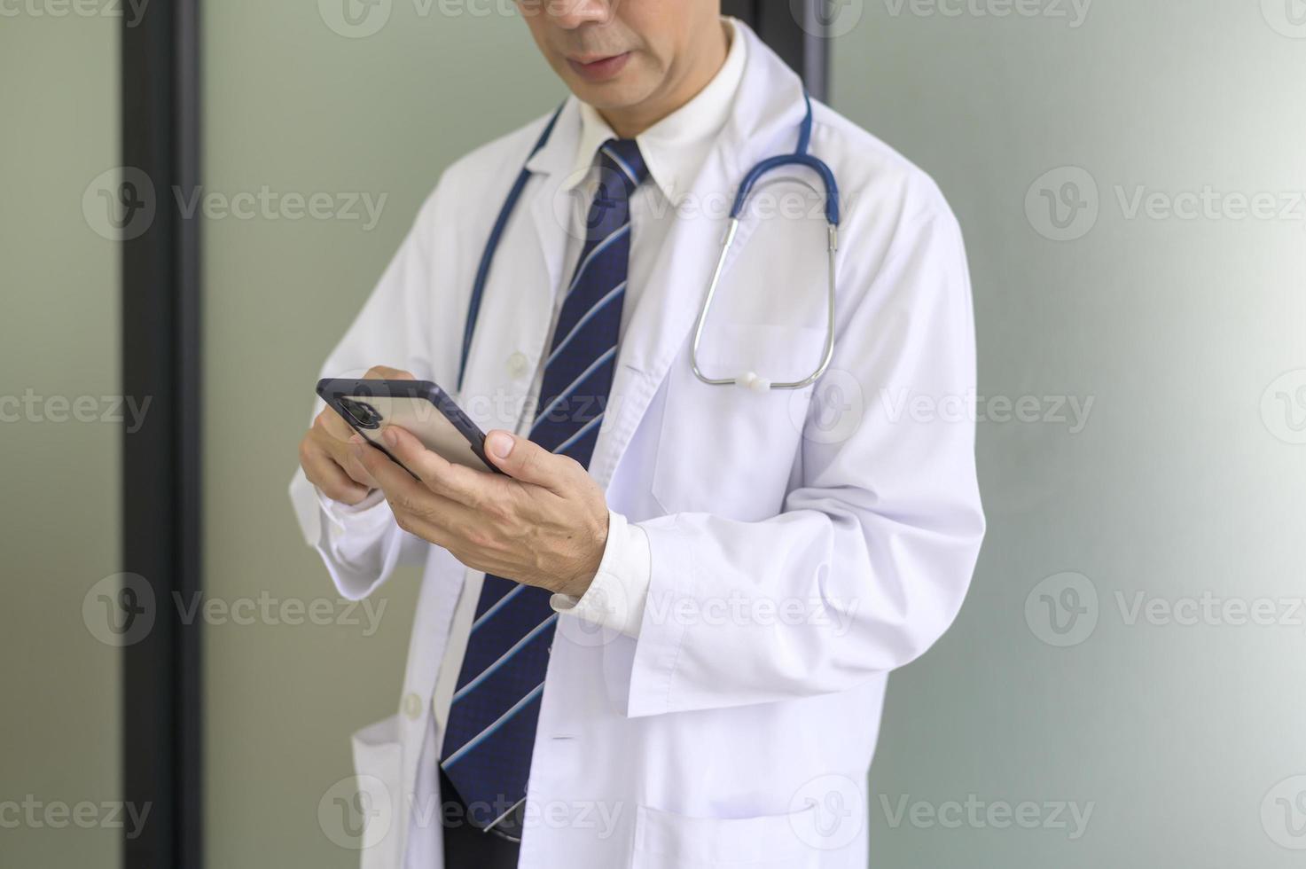 retrato de un médico sonriente confiado con bata blanca en el hospital foto