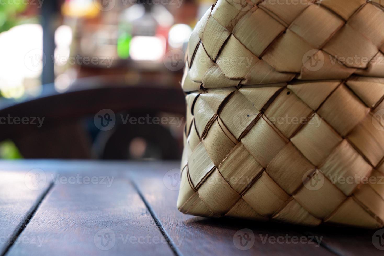 Cesta de arroz pegajoso de mimbre de bambú utilizada en casas y restaurantes locales. foto