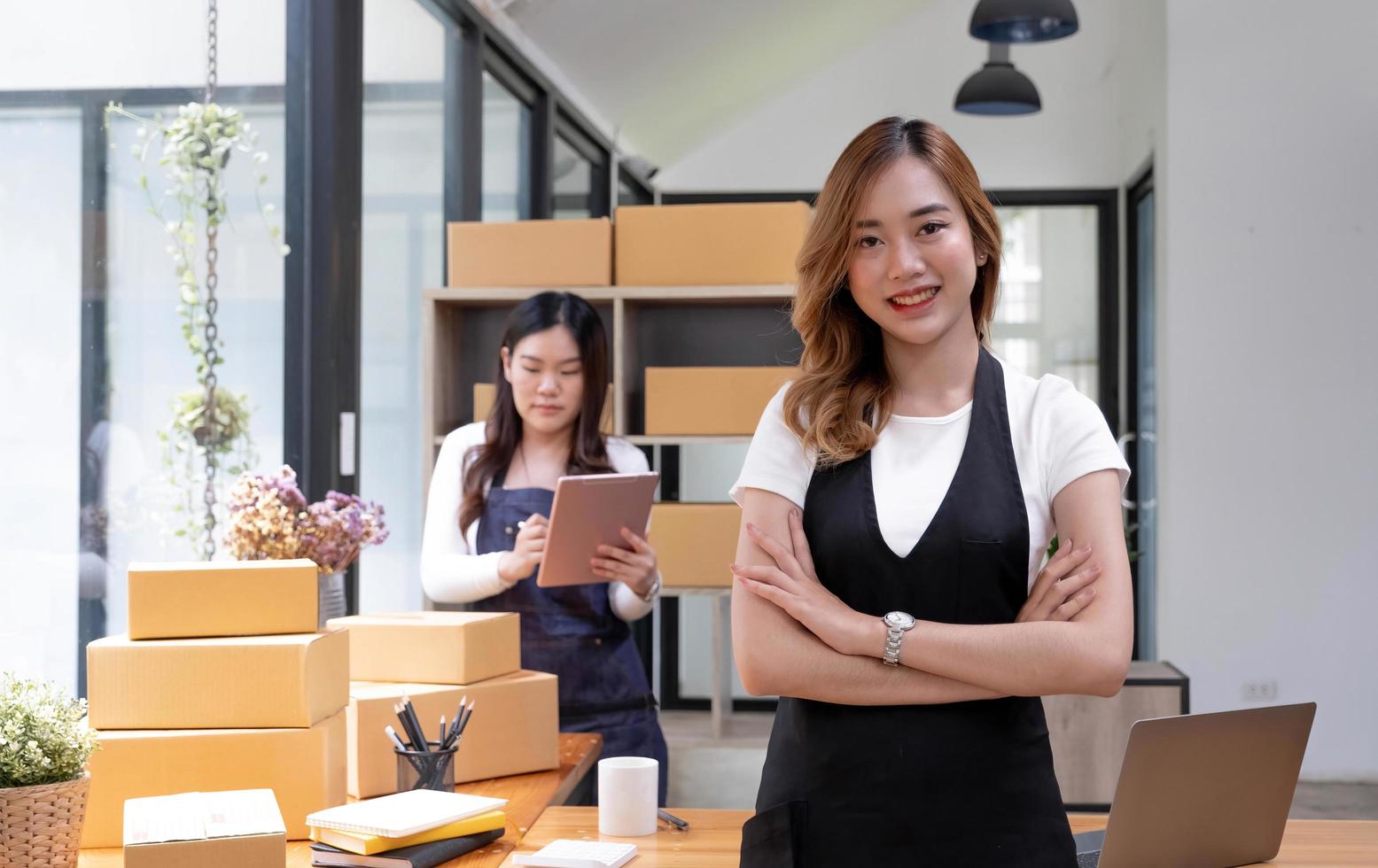 Retrato de mujer joven asiática SM trabajando con una caja en casa el lugar de trabajo.Propietario de una pequeña empresa de inicio, pequeña empresa emprendedora o empresa independiente en línea y concepto de entrega. foto